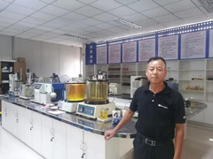 吳總考察德齒潤(rùn)滑油化驗(yàn)室