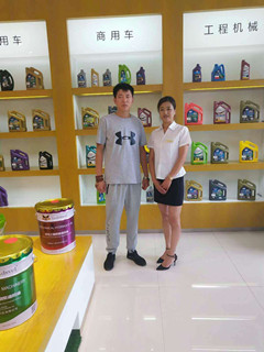 客戶在德齒展廳合留影留念